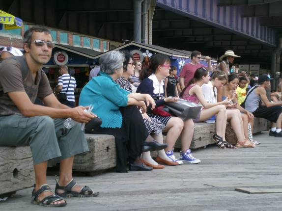 Pausa para descanso em frente ao pier 17, no sudeste de Manhattan, em Nova Iorque, nos Estados Unidos